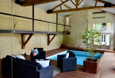Coin salon dans l'établissement Maison de campagne avec piscine