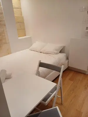 Un ou plusieurs lits dans un hébergement de l'établissement Le Petit Jacques Cognac Studio
