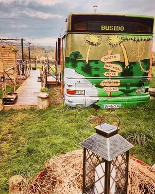 Jardin de l'établissement Le Busido, ancien bus de la ville d'Angoulême, aménagé en Chambre d'hôtes