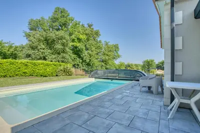 Piscine de l'établissement Villa Moderne Piscine - 6p - Calme - Angoulême ou située à proximité