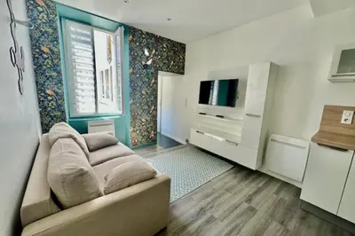 Télévision ou salle de divertissement dans l'établissement Apartment 3p with Wifi at the foot of the Old Port