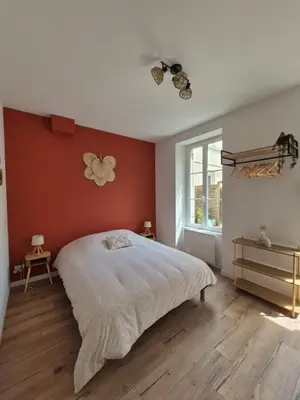 Un ou plusieurs lits dans un hébergement de l'établissement Charmant studio avec cour privée