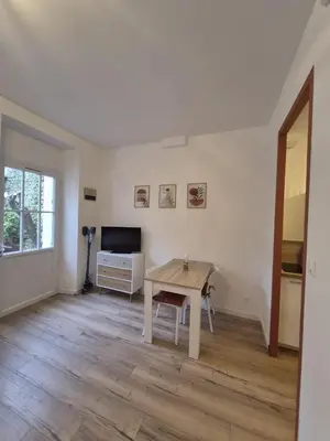 Télévision ou salle de divertissement dans l'établissement Charmant studio avec cour privée