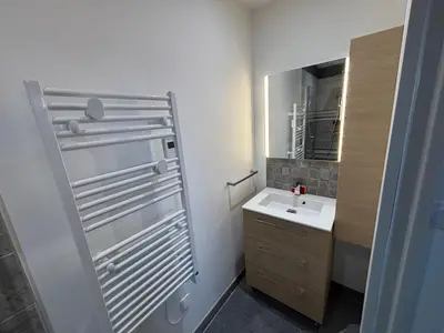 Salle de bains dans l'établissement T2 neuf avec terrasse privative proche gare
