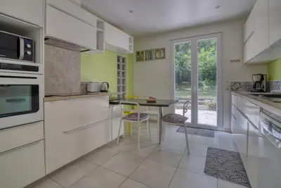 Cuisine ou kitchenette dans l'établissement Calme à l'orée des bois