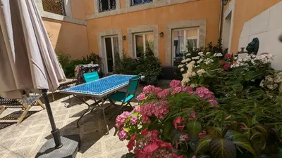 Jardin de l'établissement Chambre d'Hôtes La Grenade Bleue