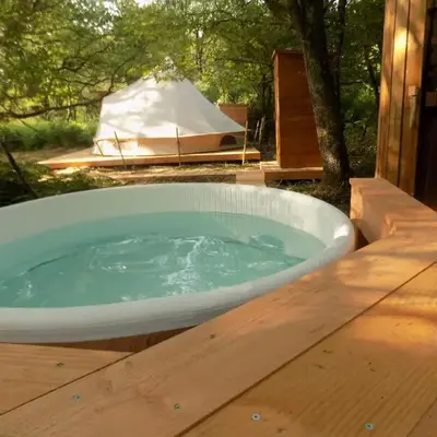 Tente luxe jacuzzi au bord des étangs
