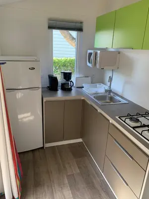 Cuisine ou kitchenette dans l'établissement Mobil home Bahia DUO Prenium