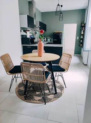 Cuisine ou kitchenette dans l'établissement Maison de ville au calme