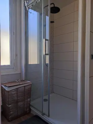 Salle de bains dans l'établissement Maison de ville au calme