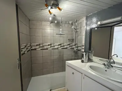 Salle de bains dans l'établissement Idéal famille - Proche sites touristiques