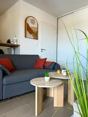 Coin salon dans l'établissement Un cocon tout confort à La Rochelle - proche gare & plages