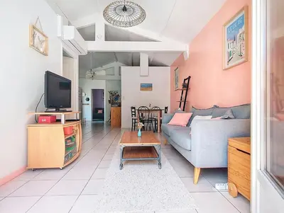 Télévision ou salle de divertissement dans l'établissement La Colline - Surgères - Maison 2 chambres, jacuzzi, sauna, jardin, entre mer et campagne
