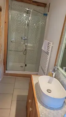 Salle de bains dans l'établissement La Treille - Grand jardin avec Piscine & Tennis