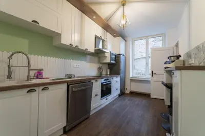 Cuisine ou kitchenette dans l'établissement La Bonbonnière maison de ville 10 personnes