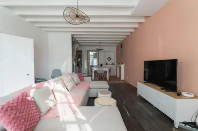 Télévision ou salle de divertissement dans l'établissement La Bonbonnière maison de ville 10 personnes