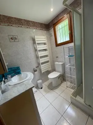 Salle de bains dans l'établissement Maison T2 indépendante avec terrasse et parking