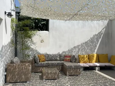 Coin salon dans l'établissement Maison de charme avec piscine, escapade, détente