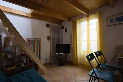 Télévision ou salle de divertissement dans l'établissement Le refuge de la Fée - centre et plage