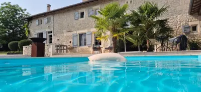 Piscine de l'établissement A la Jolie Campagne - chambre et table d'hôtes ou située à proximité