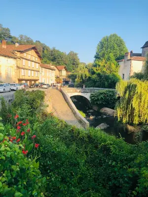 Jardin de l'établissement Gite Coccinelle in the medieval town of Confolens