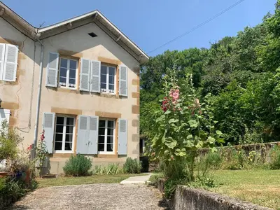 Jardin de l'établissement Gite Coccinelle in the medieval town of Confolens