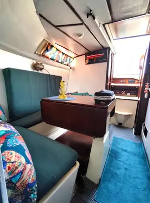 Coin salon dans l'établissement Bateau Voilier Rochefort
