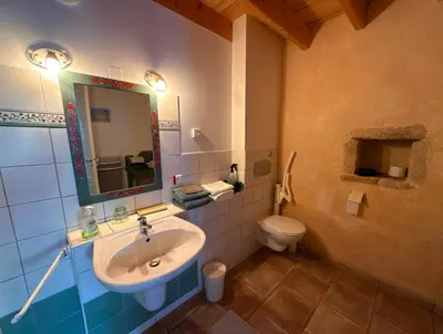 Salle de bains dans l'établissement Chambre d'hôtes Les Bleuets