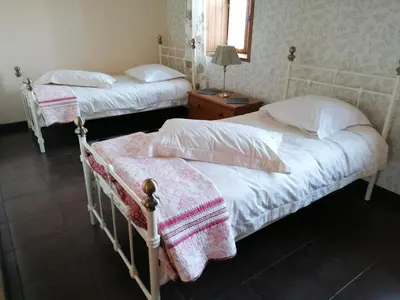 Un ou plusieurs lits dans un hébergement de l'établissement Gîtes la Bonninière rose