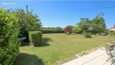 Jardin de l'établissement Gîtes la Bonninière rose