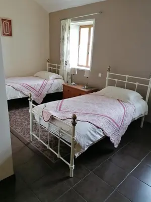 Un ou plusieurs lits dans un hébergement de l'établissement Gîtes la Bonninière rose