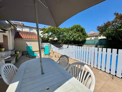 Balcon ou terrasse dans l'établissement L'Océane - Maison au calme avec terrasse, centre de Bourg