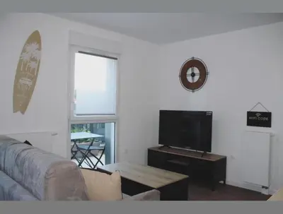 Télévision ou salle de divertissement dans l'établissement T2 Cosy avec Terrasse et Jardinet