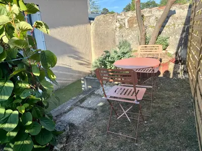 Jardin de l'établissement Le petit nid douillet à 5mn du Futuroscope