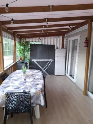 Cuisine ou kitchenette dans l'établissement Mobil home 5 personnes lagon