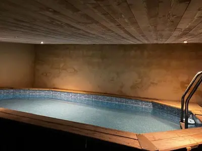 Piscine de l'établissement La Maison du Bonheur ou située à proximité