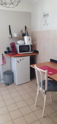 Cuisine ou kitchenette dans l'établissement Chambre indépendante et coin repas proche Futuroscope et Civaux