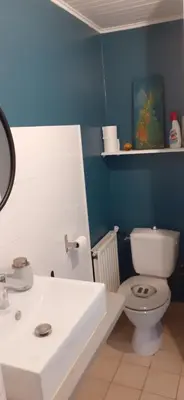 Salle de bains dans l'établissement Chambre indépendante et coin repas proche Futuroscope et Civaux