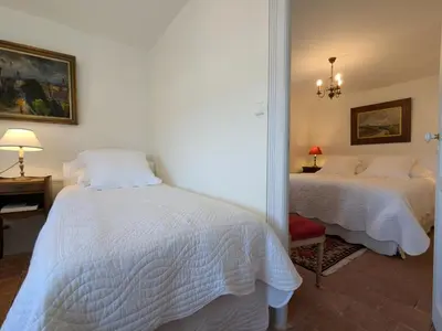 Un ou plusieurs lits dans un hébergement de l'établissement Maison authentique avec piscine et jardin privé à Abzac - FR-1-653-278