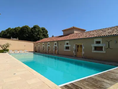 Piscine de l'établissement Maison authentique avec piscine et jardin privé à Abzac - FR-1-653-278 ou située à proximité
