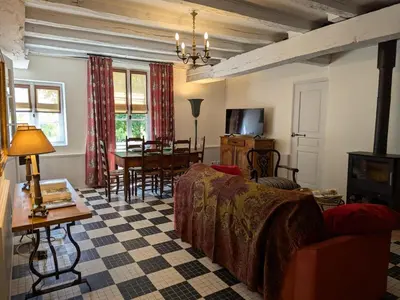 Télévision ou salle de divertissement dans l'établissement Maison authentique avec piscine et jardin privé à Abzac - FR-1-653-278