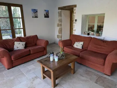 Coin salon dans l'établissement Home in Nanteuil-en-Vallée