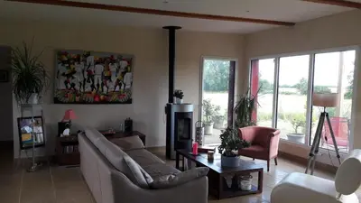 Coin salon dans l'établissement Maison bois à la campagne