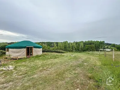 Paysage naturel près de la tente de luxe