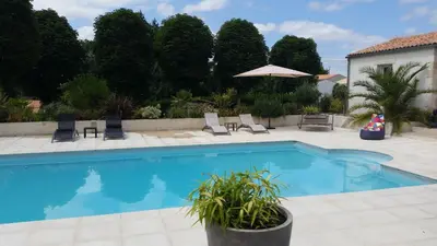 Piscine de l'établissement Le Clos des Oiseaux ou située à proximité