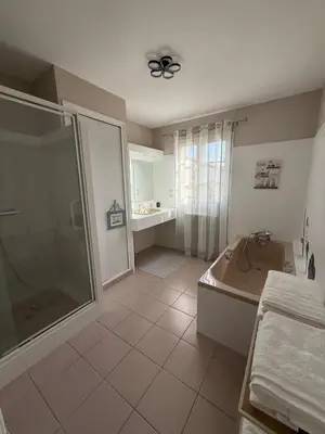 Salle de bains dans l'établissement Les Murmures du Thouet