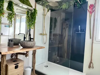 Salle de bains dans l'établissement MissionScope Maison avec Jacuzzi à 5 min du Parc