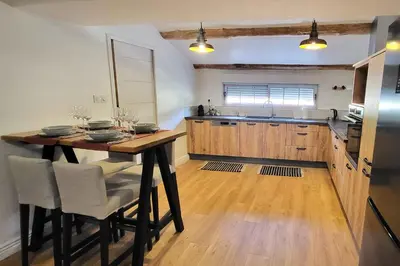 Cuisine ou kitchenette dans l'établissement Le Chai du Bourg