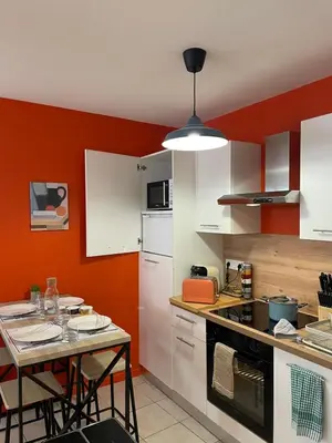 Cuisine ou kitchenette dans l'établissement Nouveau le Tendance 70's! Appart à 100m du marché - Parking gratuit à 20m -