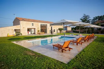 Piscine de l'établissement magnifique longére Charentaise pmr piscine sauna ou située à proximité